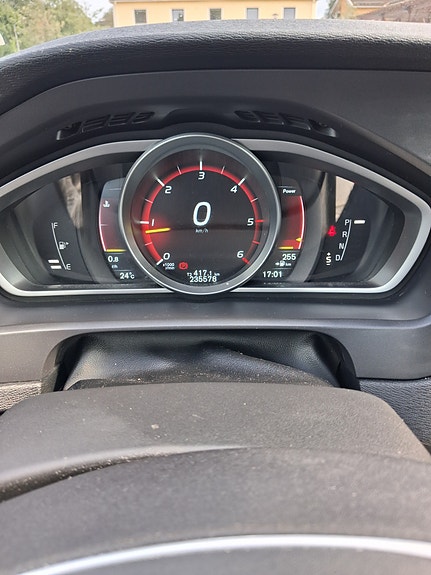 Volvo V40 Cross Country 2 of 10