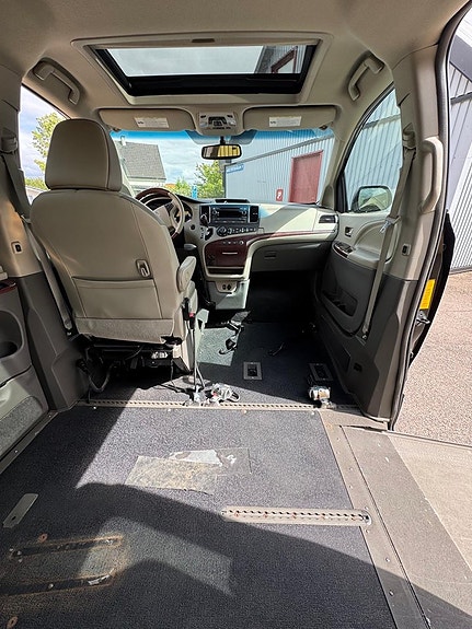 Toyota Sienna 7 of 21