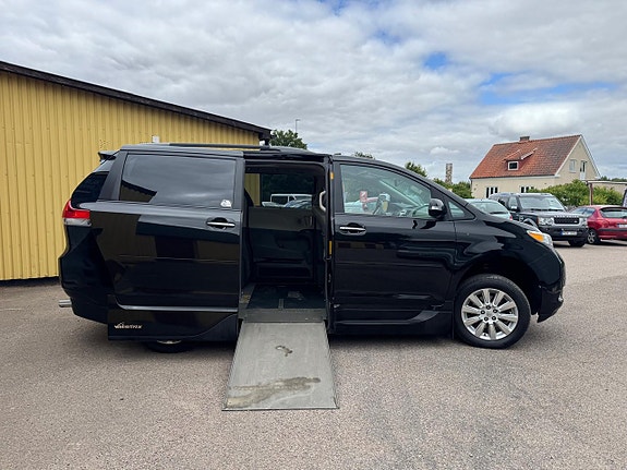 Toyota Sienna 5 of 21