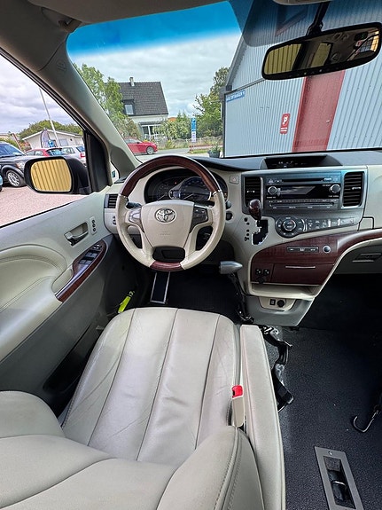Toyota Sienna 10 of 21