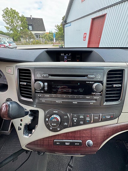 Toyota Sienna 16 of 21