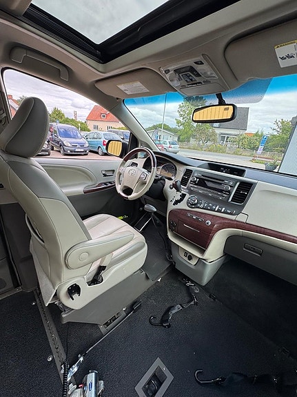 Toyota Sienna 13 of 21