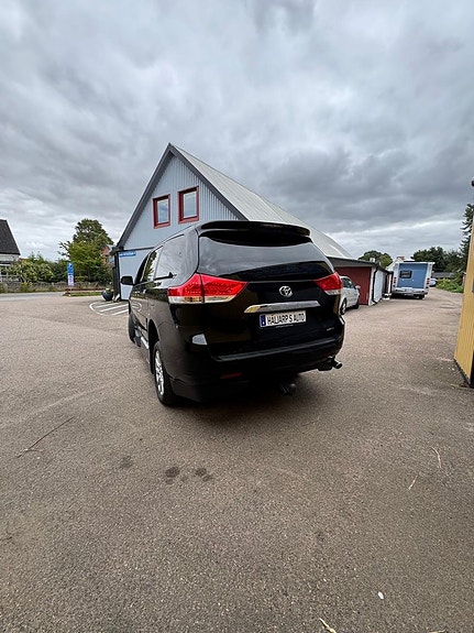 Toyota Sienna 2 of 21