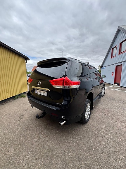 Toyota Sienna 4 of 21