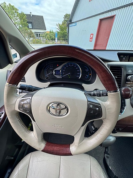 Toyota Sienna 17 of 21