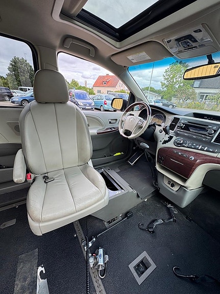 Toyota Sienna 12 of 21