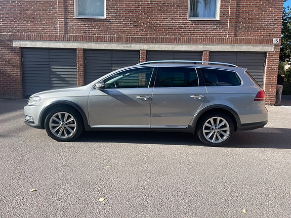 Volkswagen Passat Alltrack 2 of 12