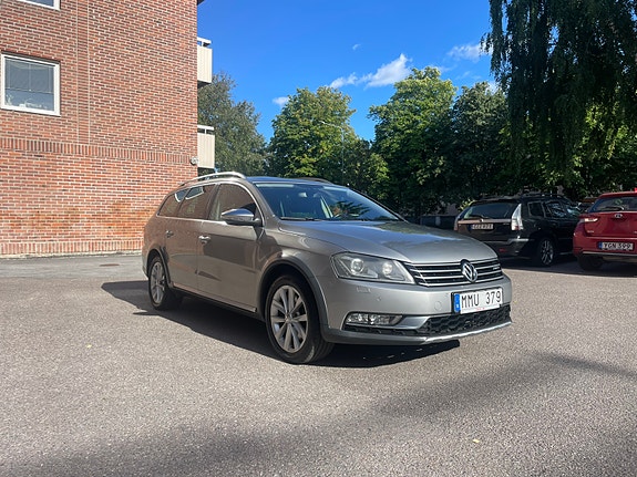 Volkswagen Passat Alltrack 3 of 12