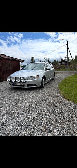 Volvo V70 3 of 5