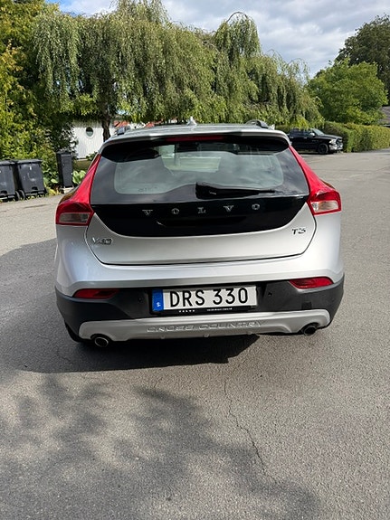 Volvo V40 Cross Country 2 of 6