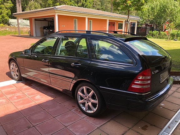 Mercedes-Benz C320 2 of 2