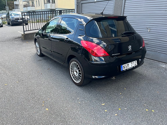 Peugeot 308 2 of 3