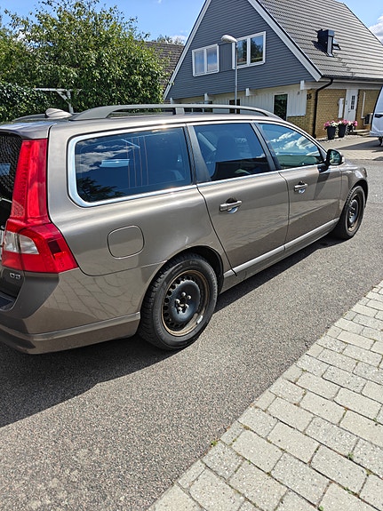 Volvo V70 2 of 7