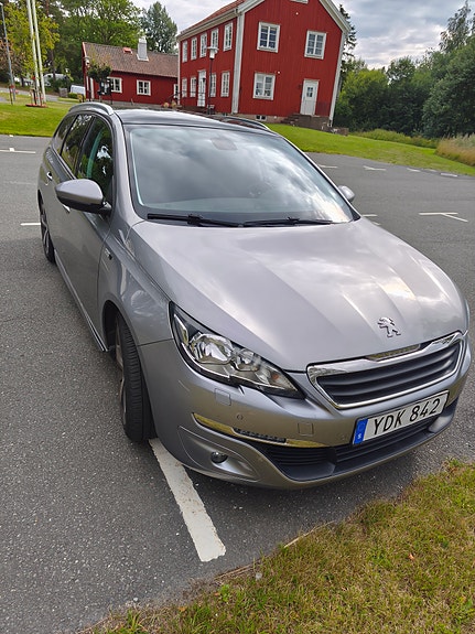 Peugeot 308 SW 2 of 6