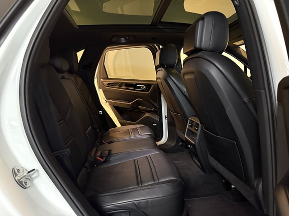 Porsche Cayenne 11 of 25