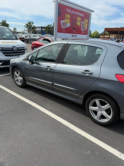 Peugeot 308 2 of 5