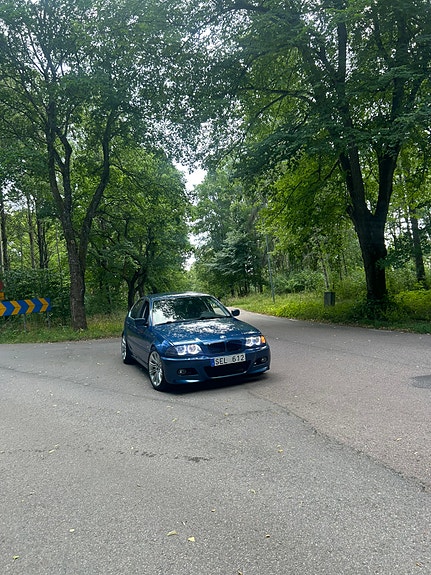 BMW 325i 2 of 7