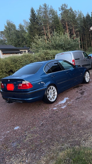 BMW 325i 3 of 7