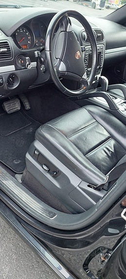Porsche Cayenne 4 of 5