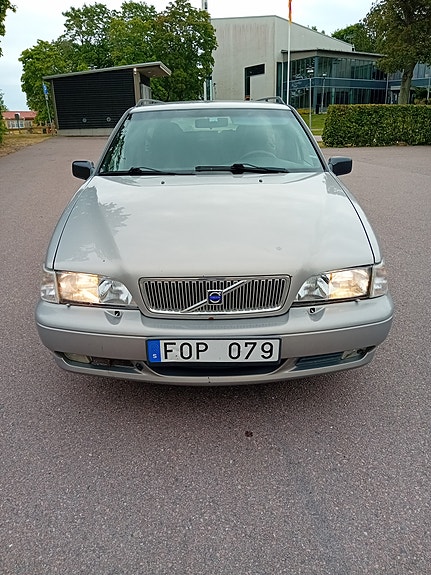 Volvo V70 3 of 6