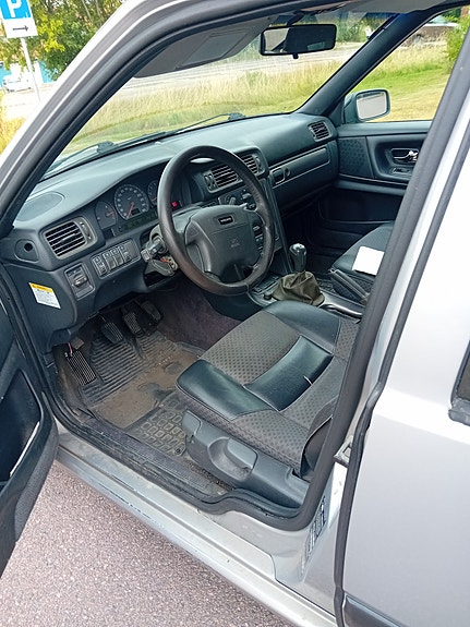 Volvo V70 2 of 6