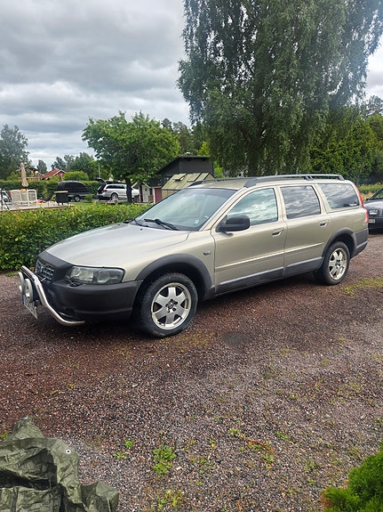 Volvo XC70 2 of 10