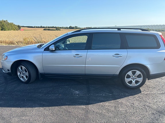 Volvo V70 2 of 8