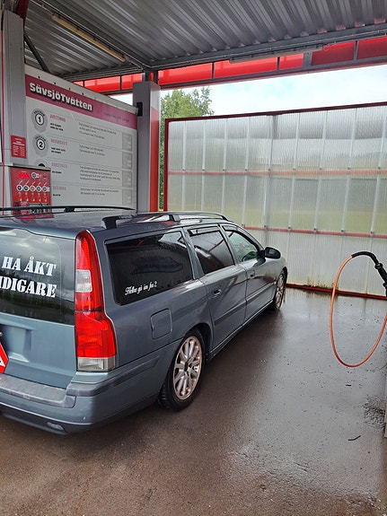 Volvo V70 2 of 6