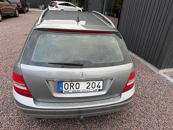 Mercedes-Benz C220 2 of 12