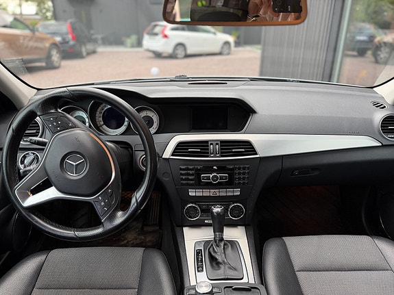 Mercedes-Benz C220 11 of 12