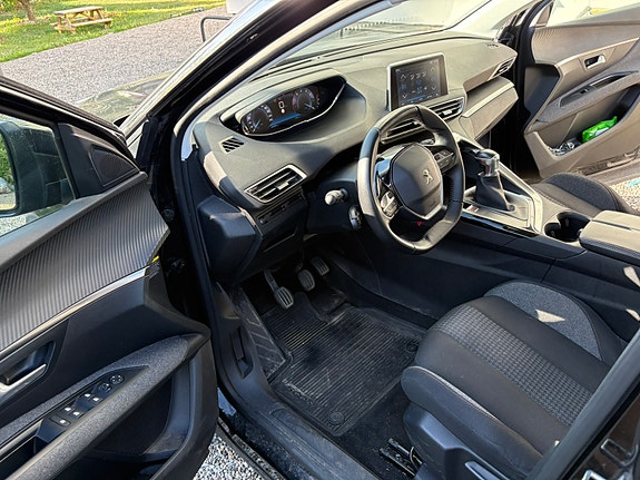 Peugeot 5008 2 of 7