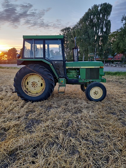John Deere 3130 2 of 9