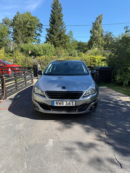 Peugeot 308 SW 2 of 5