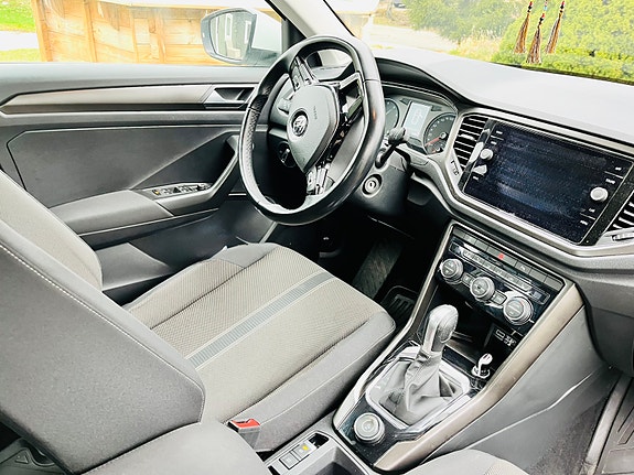 Volkswagen T-Roc 4 of 9