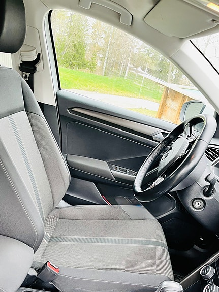 Volkswagen T-Roc 5 of 9