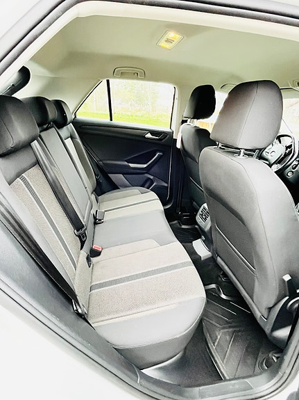 Volkswagen T-Roc 6 of 9