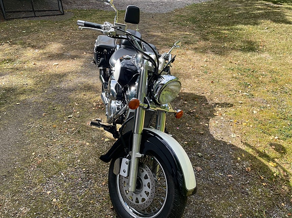 Suzuki VL800 Volusia 2 of 15