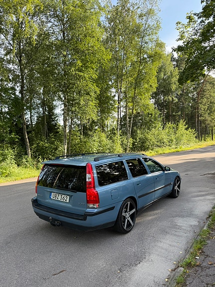 Volvo V70 3 of 7
