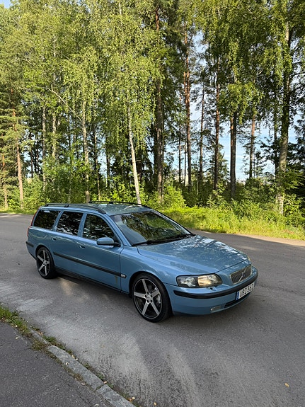 Volvo V70 2 of 7