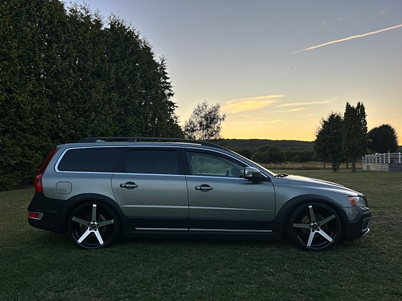 Volvo XC70 2 of 10