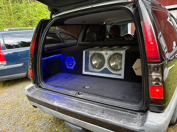 Volvo XC70 2 of 9
