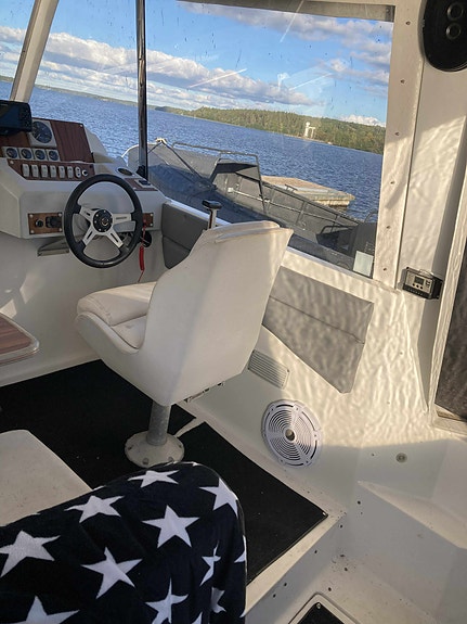 Bayliner 2655 widebody hardtop 3 of 12