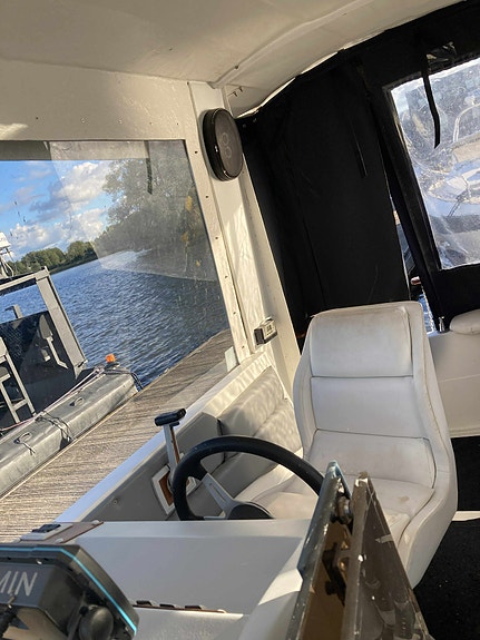 Bayliner 2655 widebody hardtop 9 of 12