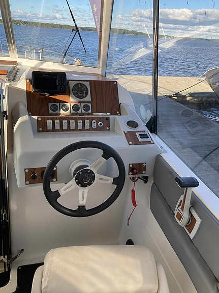 Bayliner 2655 widebody hardtop 10 of 12