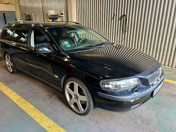 Volvo V70 2 of 15