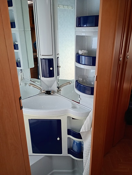 Adria Unica B 562 UL 7 of 12