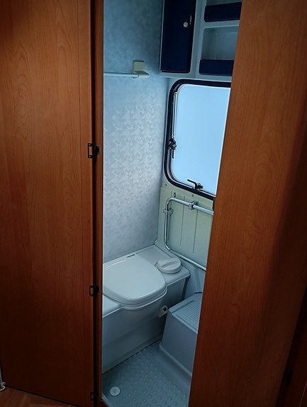 Adria Unica B 562 UL 8 of 12