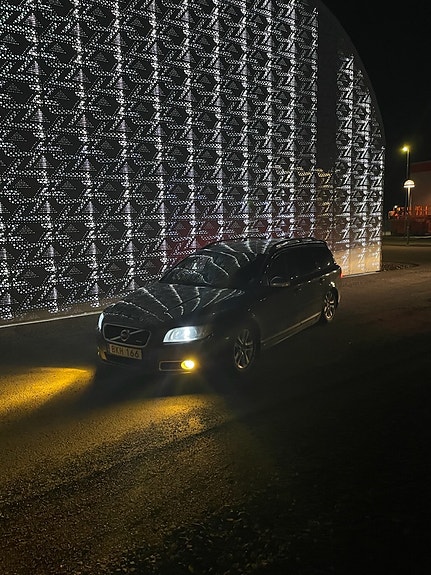 Volvo V70 2 of 7