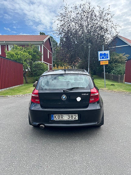 BMW 118d 4 of 15