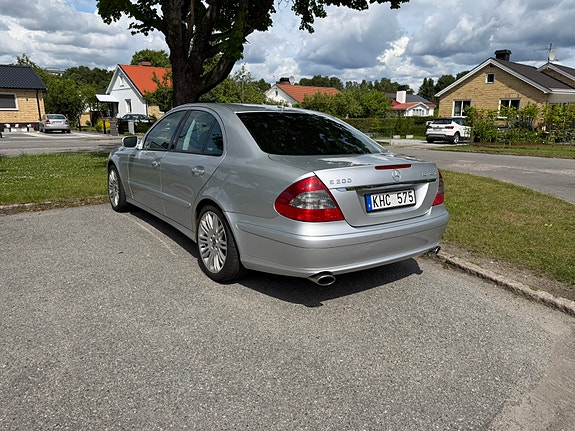 Mercedes-Benz E200 2 of 7